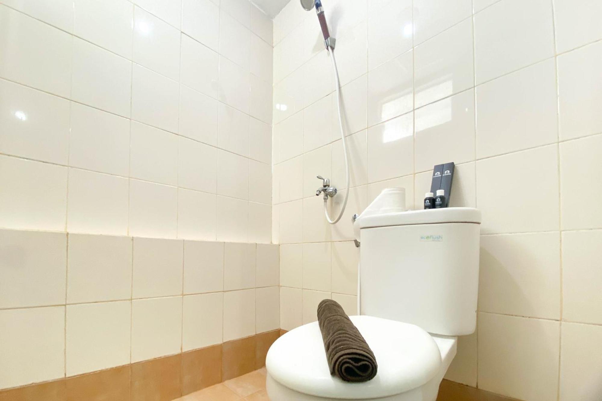 Apartment And Homey 2br Bassura By Travelio